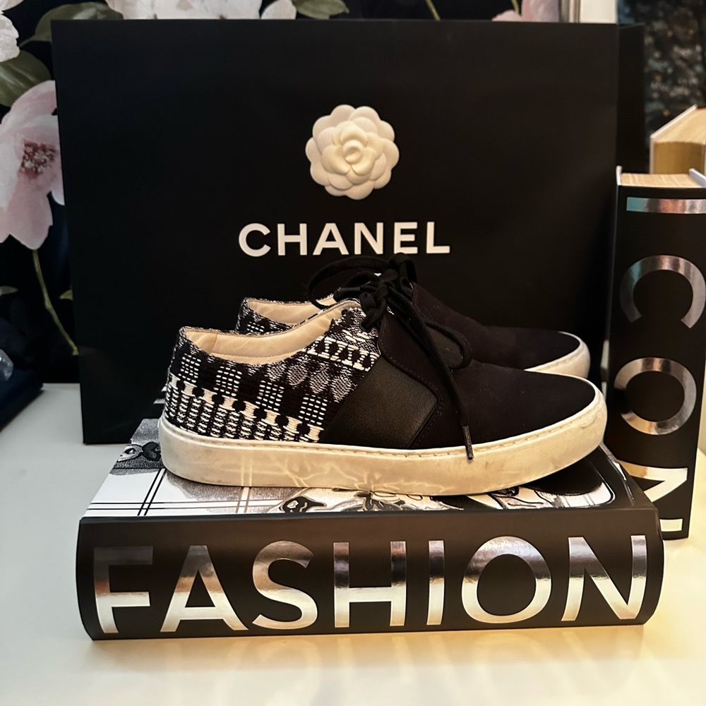 Chanel 18c canvas sneakers size 36.5.